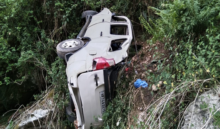 हिमाचल: टक्कर के बाद खाई में गिरी दो कारें, मच गई चीखों पुकार