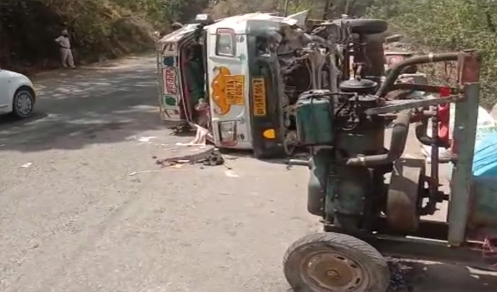 हिमाचलः पैरापिट से टकराकर सड़क पर पलटी पिकअप, चालक की गई जान