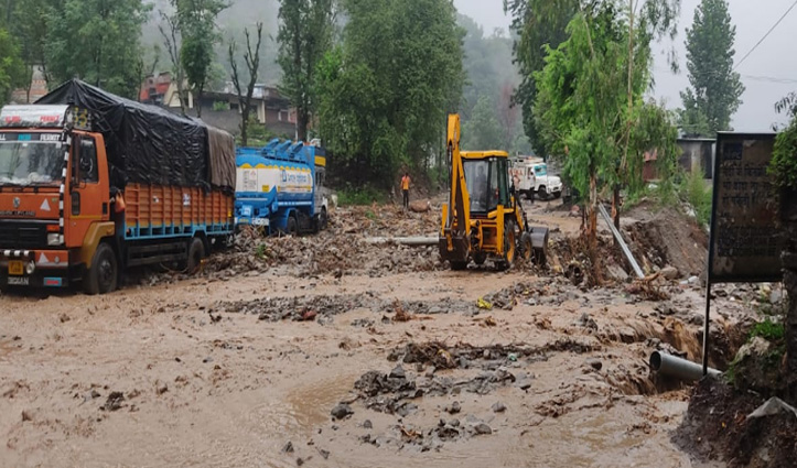 चंबा में बारिश का तांडवः घरों व खेतों में घुसा पानी व मलबा, कई मार्ग बाधित