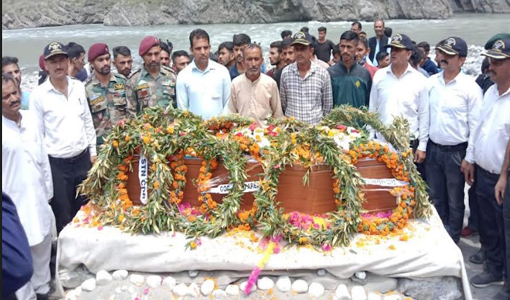 हिमाचल: सैन्य सम्मान के साथ सैनिक टीका राम का अंतिम संस्कार, नम आंखों से दी विदाई