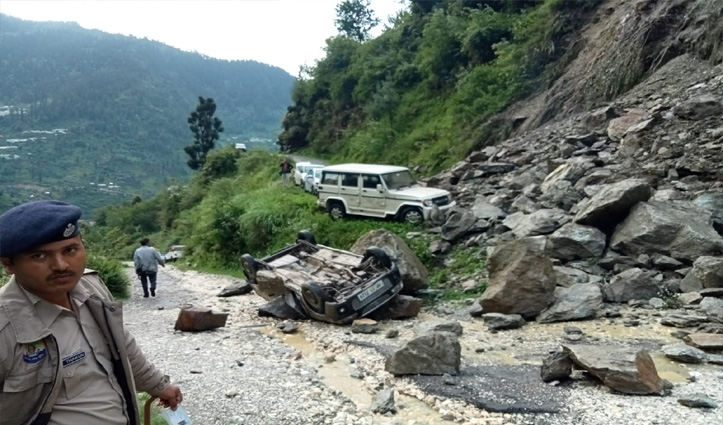 आनी के भीमड़वार नाले में आई बाढ़ः कई वाहन बहे, श्रीखंड यात्रा पर अस्थायी रोक