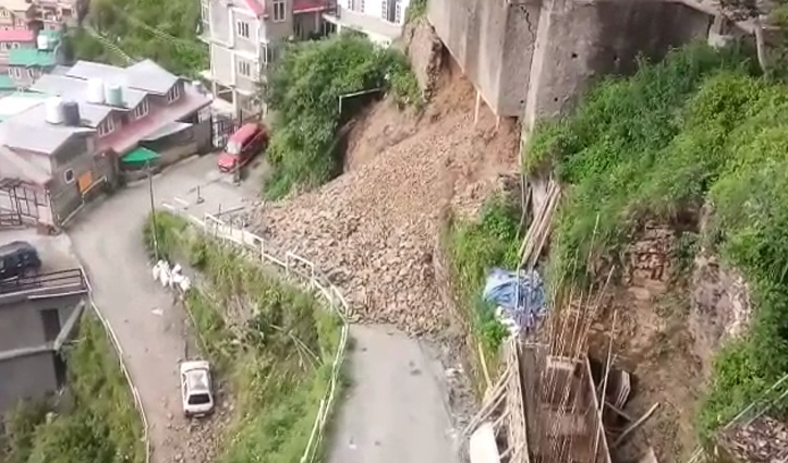 हिमाचल: संजोली में डंगा गिरने से मार्ग अवरुद्ध, चार मंजिला भवन पर मंडराया खतरा