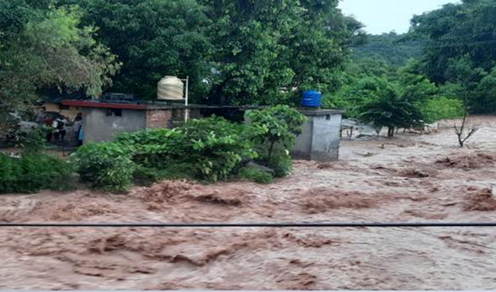 हिमाचल में भारी बारिश: बिलासपुर में फटा बादल, उफान पर आई खड्डों से सहमे लोग