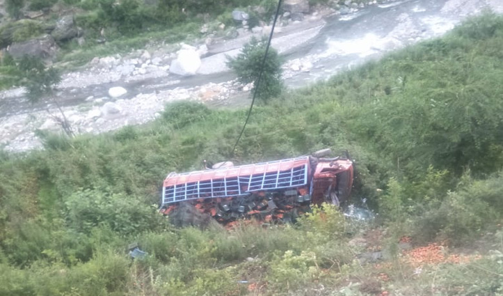 हिमाचल: खाई में लुढ़का ट्रक, एक की गई जान; तीन घायल- दो आईजीएमसी रेफर