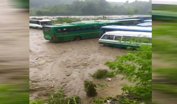मनाली के भजोगी नाला में आई बाढ़, वोल्वो बस स्टैंड व घरों में घुसा पानी