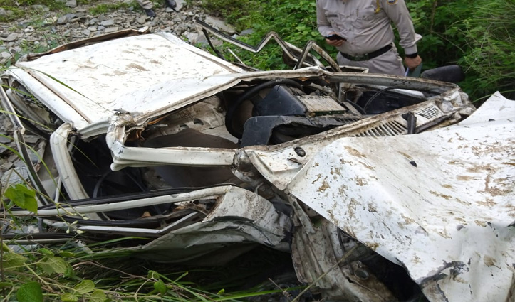 हिमाचल में कार दुर्घटनाग्रस्त, एक की गई जान; तीन गंभीर घायल