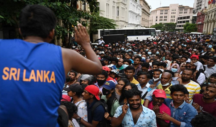देश छोड़कर भागे श्रीलंका के राष्ट्रपति गोटाबाया, फिर भड़के प्रदर्शनकारी