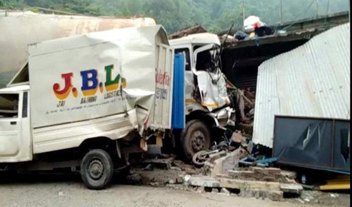 हिमाचल में बेकाबू हुआ बल्कर, 4 बाइक, एक पिकअप और ट्रक को टक्कर मार ढाबे में घुसा