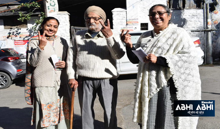 हिमाचल ठंड के बीच वोटिंग का जबरदस्त क्रेज, लगीं कतारें