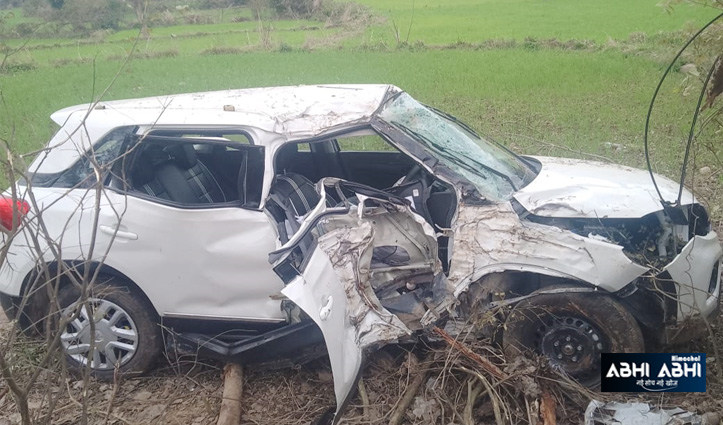 फतेहपुर में सड़क के उतर कर पेड़ से टकराई गाड़ी, एक की मौत, तीन घायल