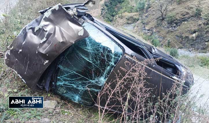 आनी के राणा बाग में खाई में गिरी कार,चालक की गई जान