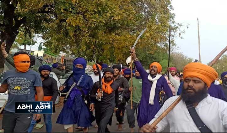 Video:अमृतपाल फरार-पंजाब में बवाल, मोहाली में निहंग नंगी तलवारें लेकर सड़क पर