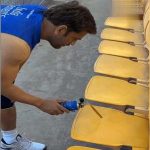 आईपीएल से पहले धोनी ने चेन्नई स्टेडियम में कुर्सी पेंट की,बोले-पूरा यलो हो गया-देखें वीडियो