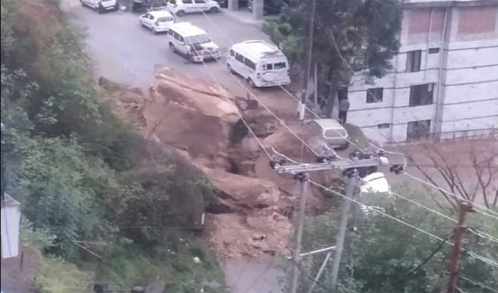 रामपुर में लैंडस्लाइडः गाड़ियों पर गिरे पत्थर, ज्यूरी-सराहन मार्ग अवरुद्ध- बिजली गुल