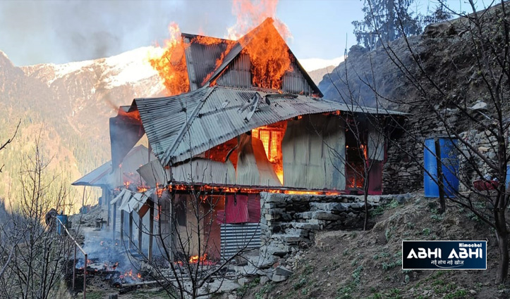 रोहड़ू के बिउरी में दो मंजिला मकान जलकर राख, गांववालों ने मिलकर बुझाई आग