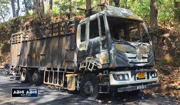 कालाअंब-पांवटा साहिब एनएच पर शॉर्ट सर्किट से जलकर राख हुआ सरिये से लदा ट्रक