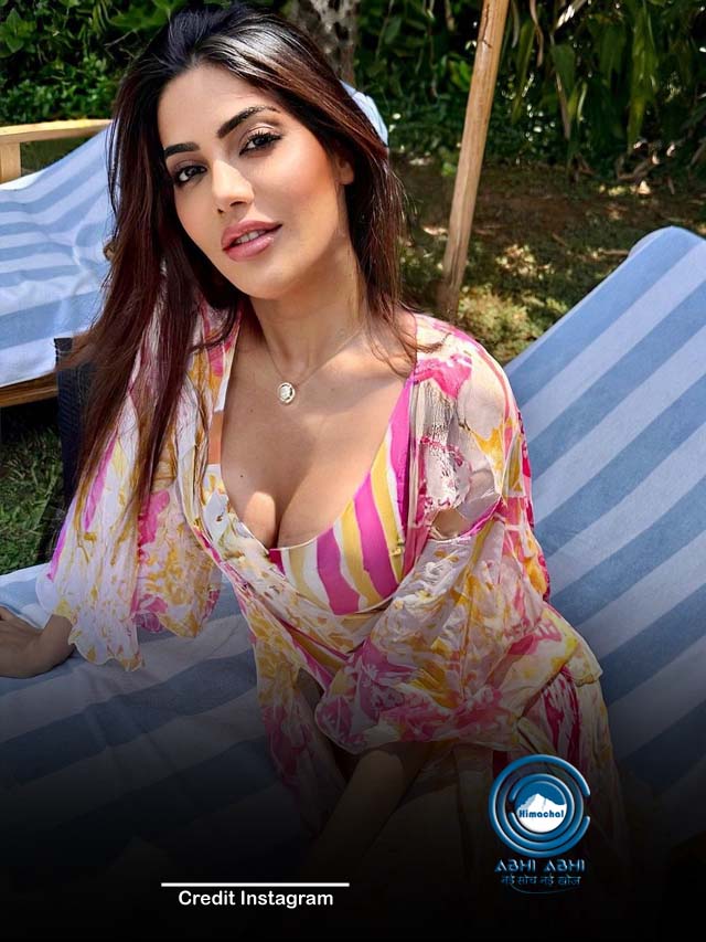 बिकिनी पहन निक्की तंबोली ने पानी में लगाई आग, छूट जाएगा वीडियो देखकर पसीना