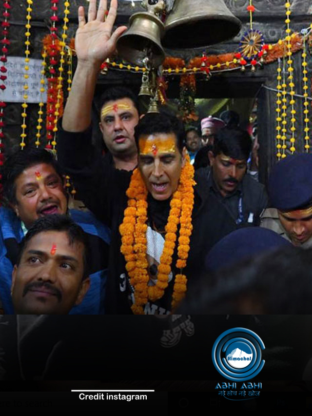 माथे पर तिलक, भोले की जयकार करते देवभूमि में दिखे अभिनेता अक्षय कुमार