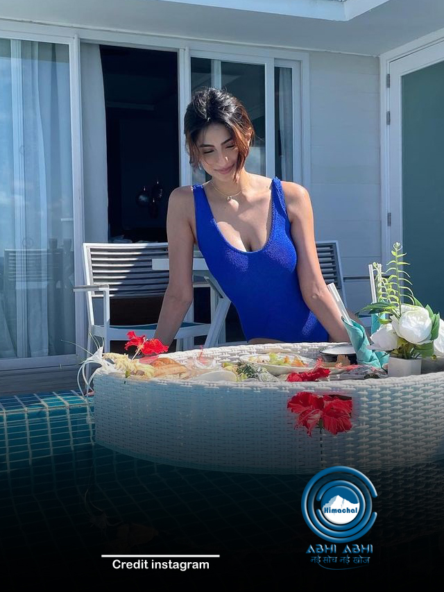 मालदीव में मोनोकिनी पहन बिजली गिरा रही हैं पलक तिवारी पूल में नाश्ता,समंदर में मस्ती