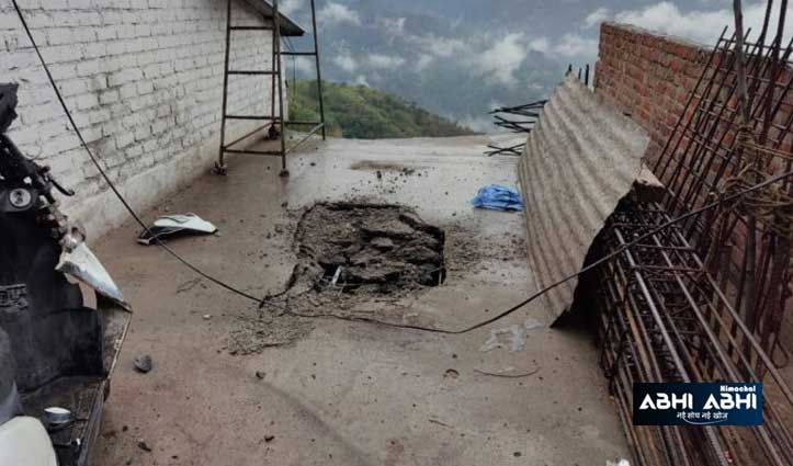 सुबाथू में पहाड़ी से गिरी चट्टानः मकान व दुकान क्षतिग्रस्त, युवक हुआ घायल