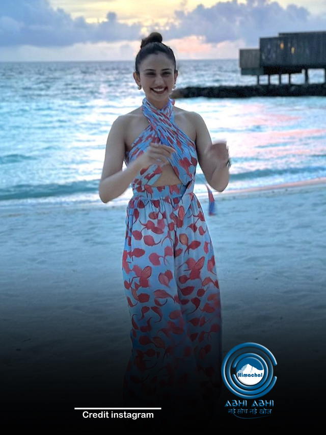 एक्ट्रेस रकुल प्रीत सिंह मालदीव में वेकेशन मना रही है, चुलबुले अंदाज की मस्ती वाली फोटो की शेयर