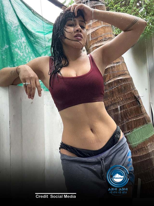 बारिश का मजा लेते नजर आईं Sofia Ansari