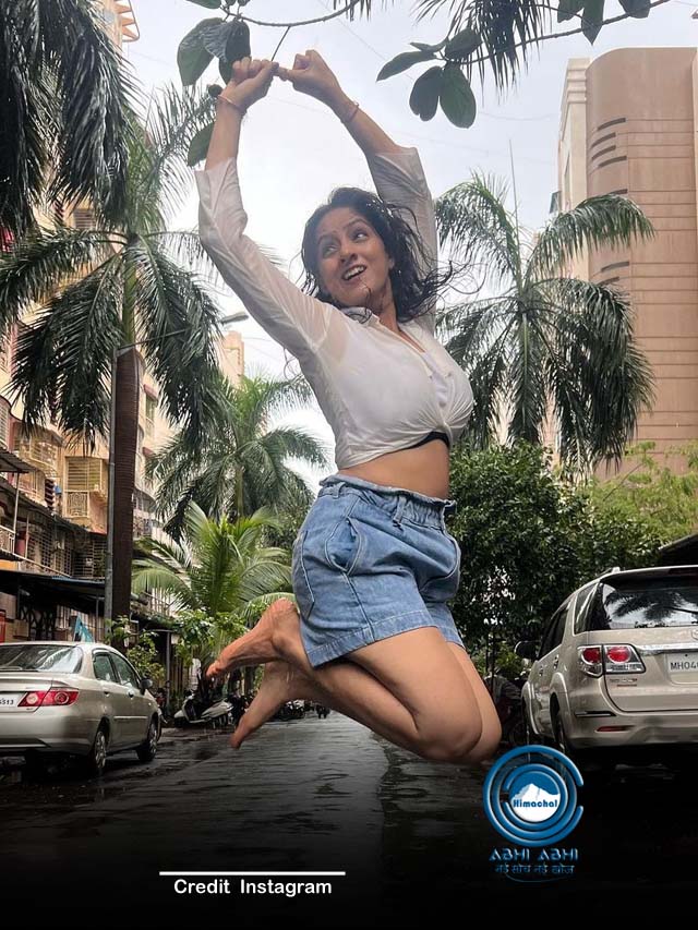 टीवी एक्ट्रेस दीपिका सिंह मुंबई की बारिश में सड़क पर ही डांस करने लगी, वीडियो हुआ वायरल