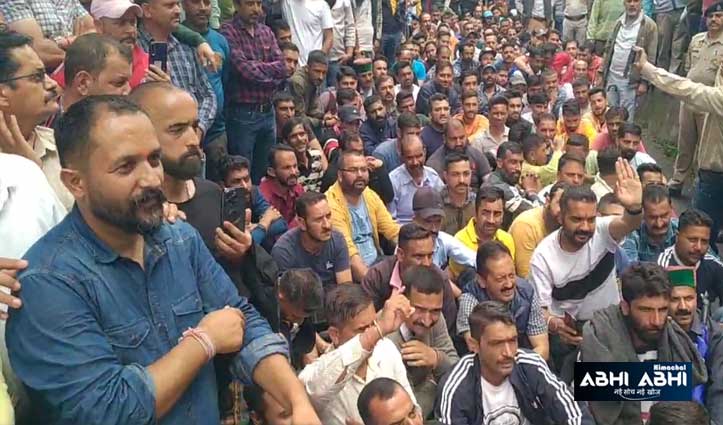 शिमला में टैक्सी यूनियनों का बवालः डीसी ऑफिस के बाहर किया प्रदर्शन, जनता परेशान