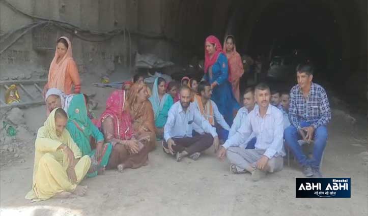 कोठीपुरा के ग्रामीणों ने भानुपली -बिलासपुर-बैरी रेल लाइन की टनल का काम करवाया बंद