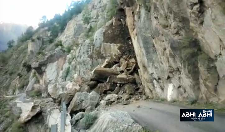 किन्नौर में उरणी-मीरू सड़क मार्ग पर पहाड़ी से गिरी चट्टान, वाहनों की आवाजाही बंद