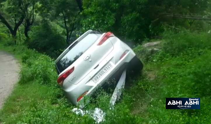 बिलासपुर में पर्यटकों की गाड़ी दुर्घटनाग्रस्त, चंडीगढ़ मनाली एनएच पर कार पर गिरे पत्थर