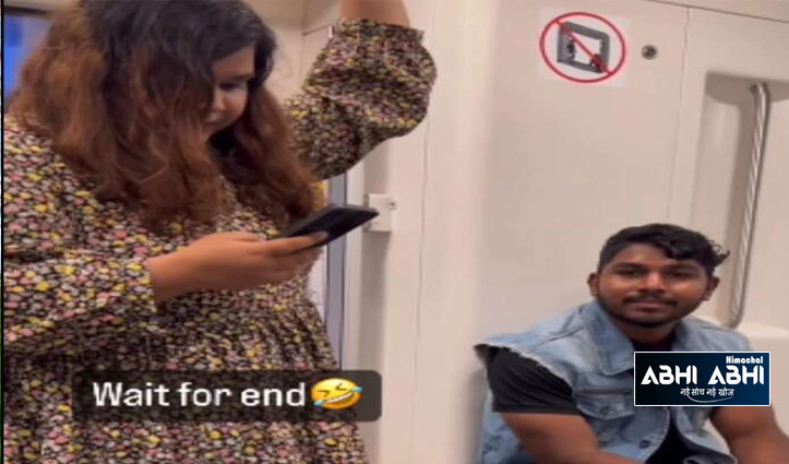 #ViralVideo:  दिल्ली मेट्रो में अपनी सीट खुद लेकर आया था बंदा, लड़की परेशान