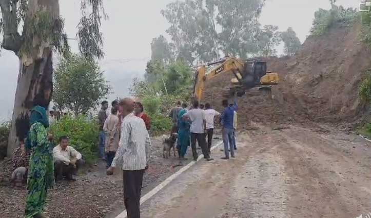 ग्रामीणों ने बंद करवाया शिमला -मटौर एनएच बहाली का काम, मुआवजे की मांग पर अड़े