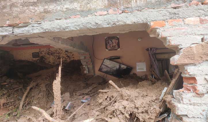 कोटला में दरकी पहाड़ीः मकानों में घुसा मलबा, घर-बार छोड़ भागे कई परिवार