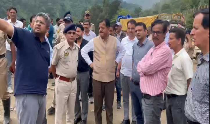 Highway restored after four days near Pandohin mandi  removed more than 1500 vehicles