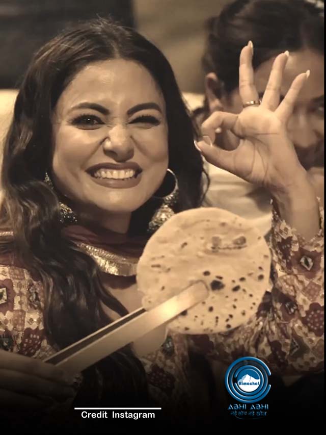 चूल्हे पर रोटियां पकाती नजर आई हिना खान, यूजर्स बोले इतना दिखावा मत करो यार