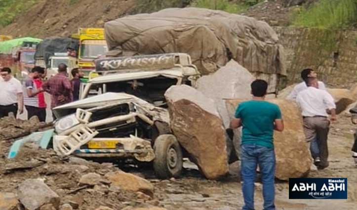 landslide-on-chandigarh-manali-nh-saved-a-life-on-zeep-driver