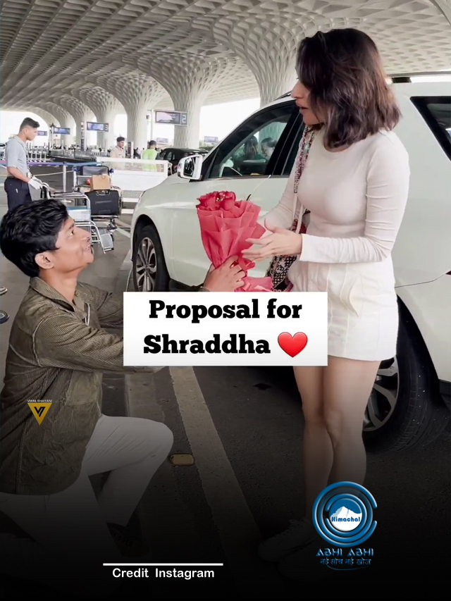 श्रद्धा कपूर को फैन ने घुटनों पर बैठकर किया प्रपोज एक्ट्रेस शर्म से हुईं लाल