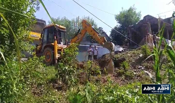 Bulldozer running on illegal occupation in Hamirpur, Zilla Parishad's land was occupied