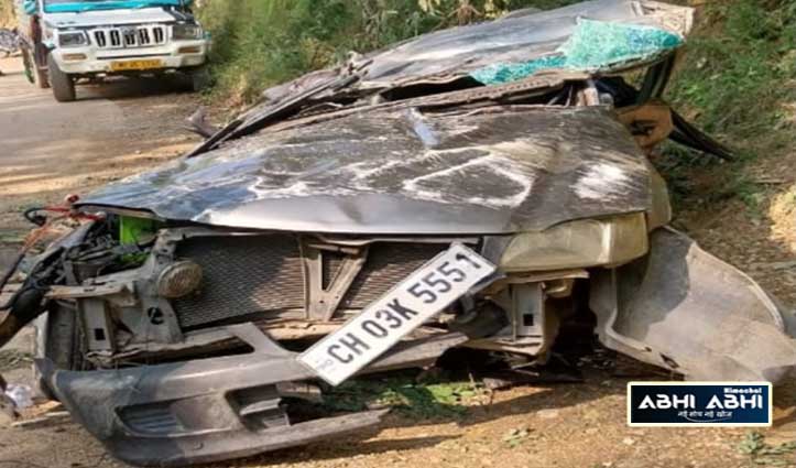 कांगड़ा में सड़क हादसाः अनियंत्रित होकर खाई में गिरी कार, 2 युवकों की गई जान