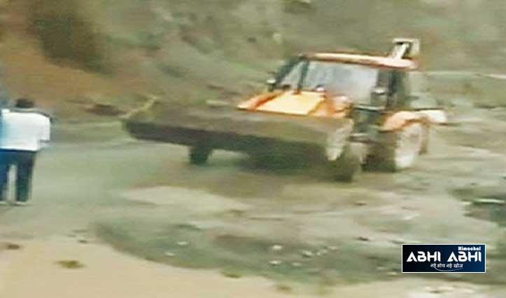 गिरि नदी में अवैध खनन करते पकड़े ट्रैक्टर व जेसीबी मशीन, 97,000 ठोका जुर्माना