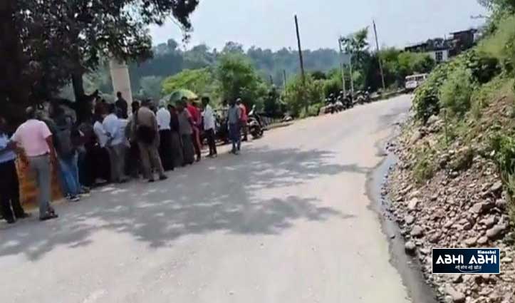 people-protest-collapsing-of-houses-before-providing-claim-for-four-lane-project-by-nhai-in-kangra
