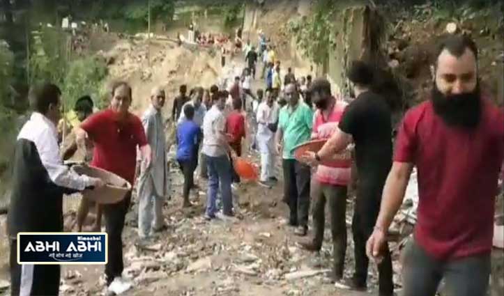 people-of-shimla-donated-labour-to-open-a-major-road-block-in-presence-of-mc-mayor