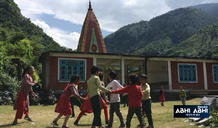 आपदा का दंशः आस्था के मंदिर में पढ़ने को मजबूर कुक्लाह स्कूल के छात्र