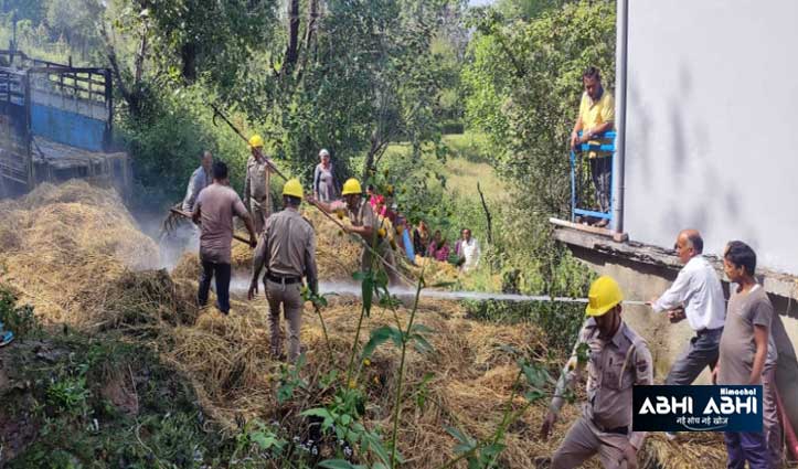 fire-broke-out-in--pickup- full of stubble in gohar