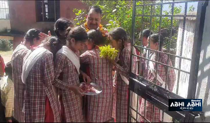 students-cried-when-school-teacher-transferred-in-paddhar-in-himachal