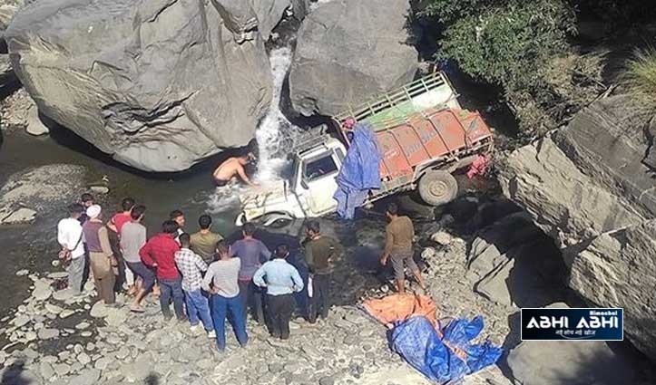 pick-up-truck-fell-in-to-a-nallah-killed-the-driver