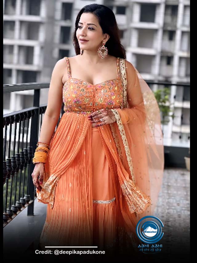 डीप नैक के साथ फ्रंट कट में मोनालिसा की कातिलाना अदाएं देख हर कोई हुआ बेकाबू