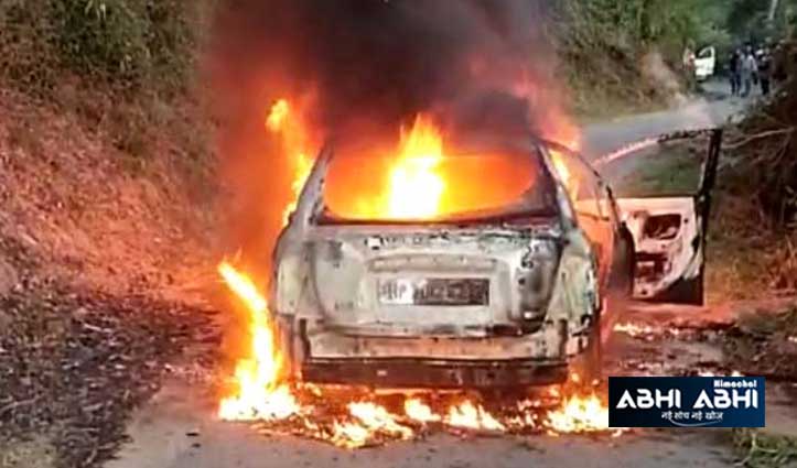 चलती कार में अचानक लगी आग, ड्राइवर ने शीशा तोड़कर बचाई जान