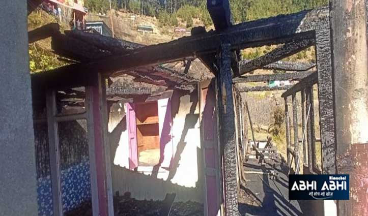 आनी: बागी गांव में 8 कमरों का दुमंजिला मकान जलकर खाक, 6 परिवार सड़क पर